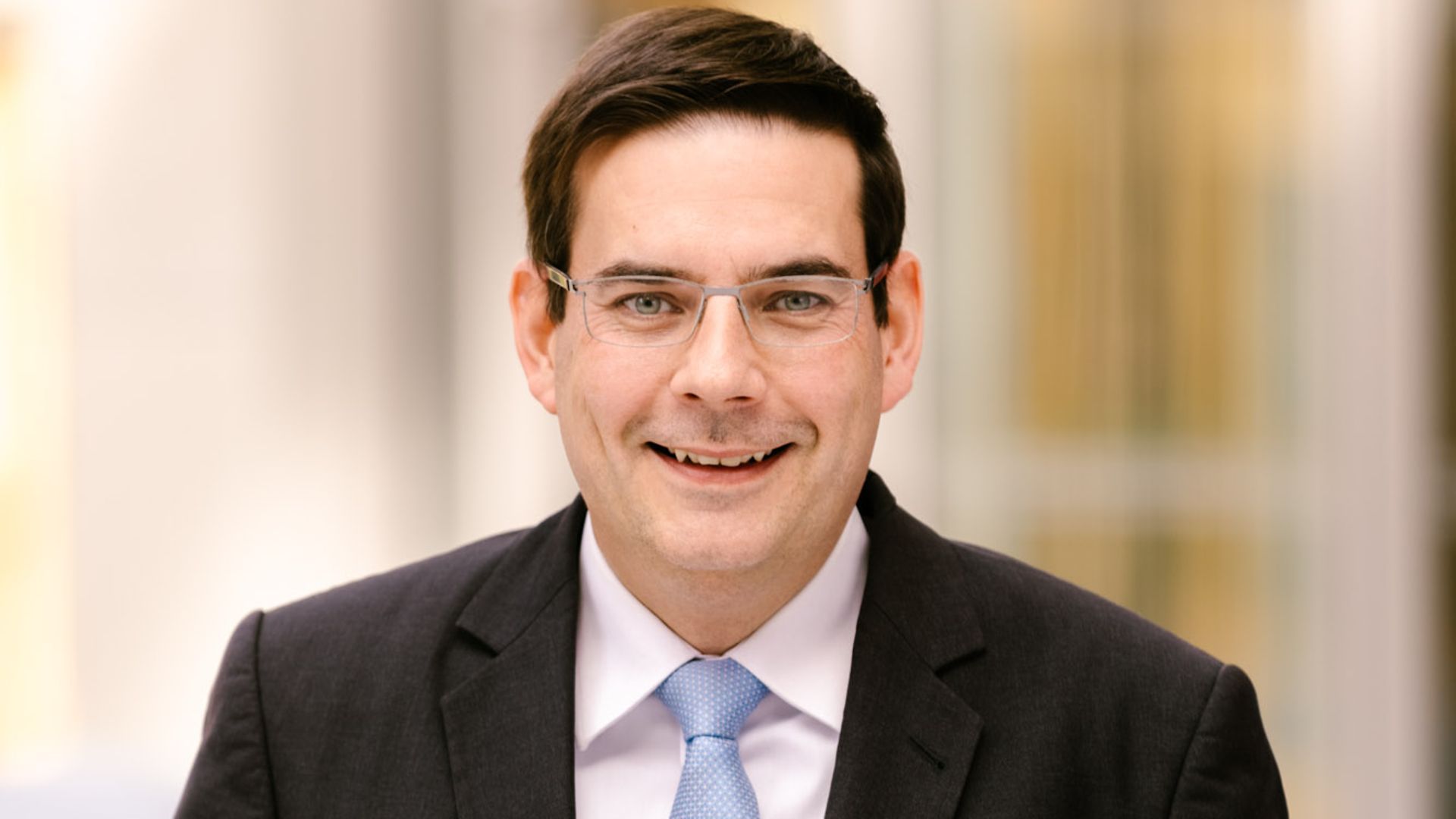 Mann vor Gemälde im Haus der deutschen Wirtschaft