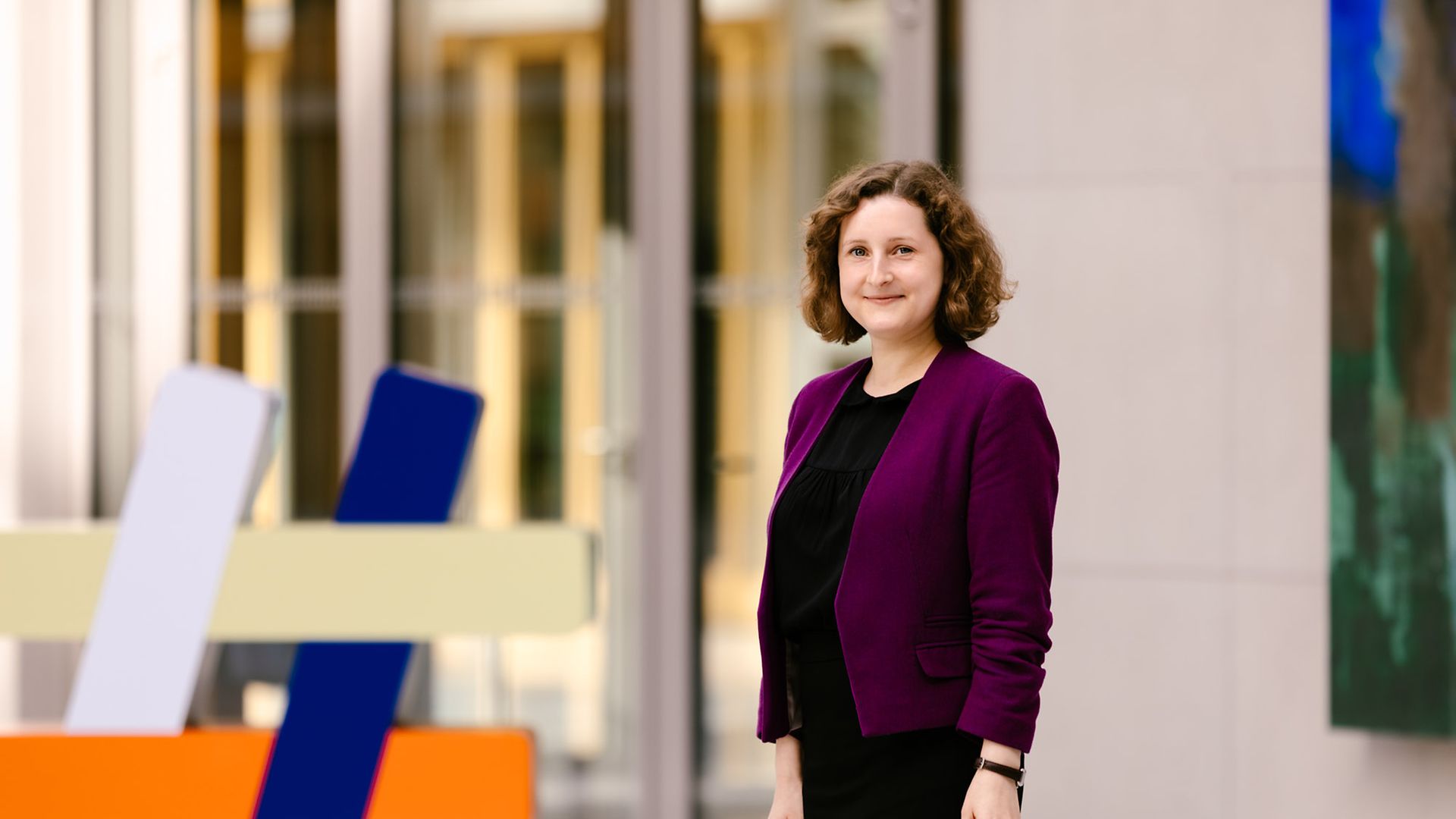 Frau im Haus der deutschen Wirtschaft