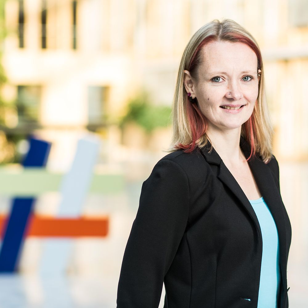 Frau im Haus der Deutschen Wirtschaft