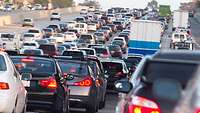 Mehrspurige Autobahn mit Verkehrsstau