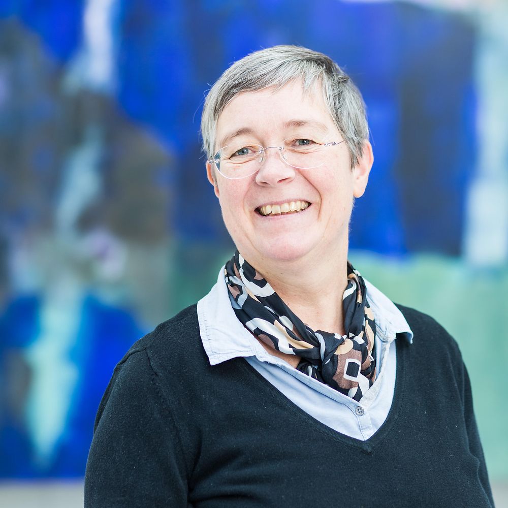 Frau im Haus der Deutschen Wirtschaft