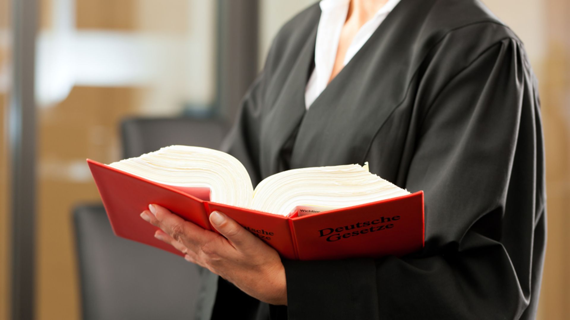 Anwältin mit Gesetzbuch