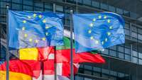 Flaggen von EU und Mitgliedstaaten vor dem Parlamentsgebäude in Straßburg 