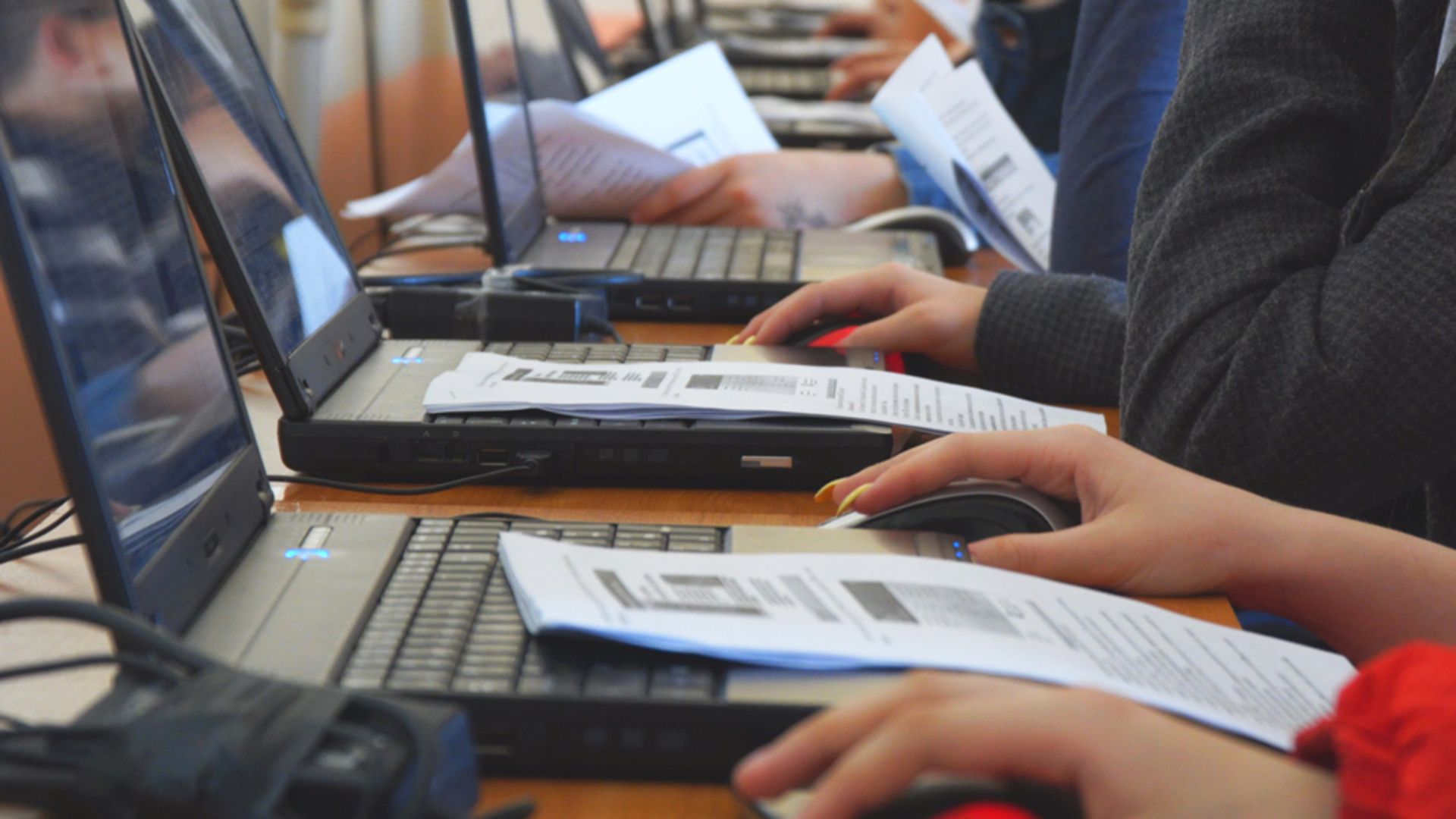 Eine Reihe Schüler mit Laptops