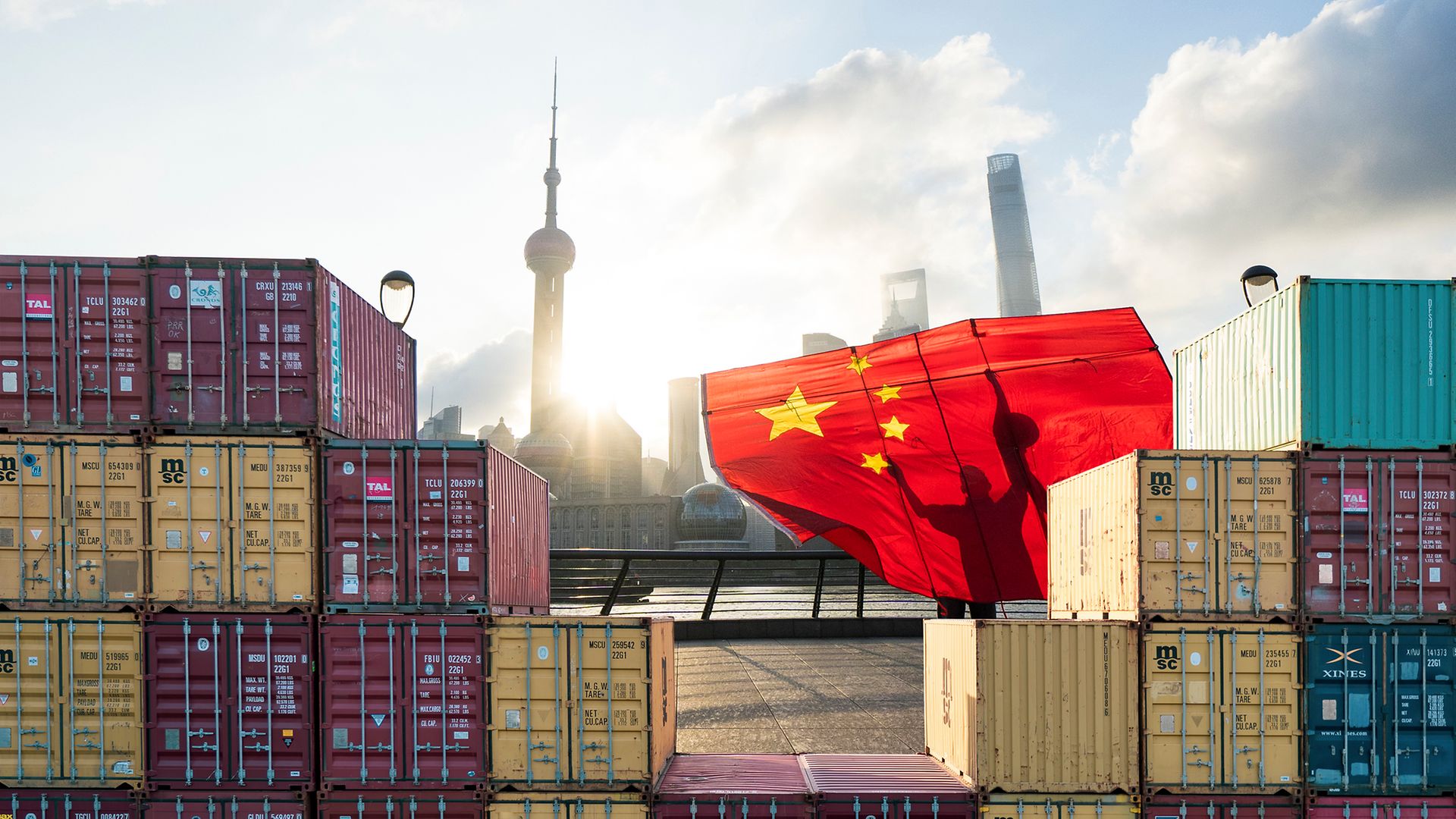 China Container mit Flagge vor Skyline