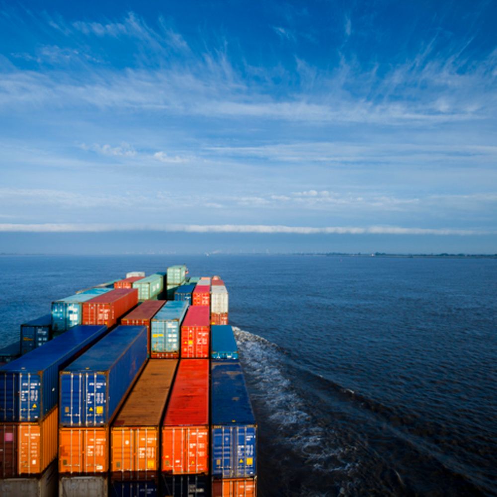 Containerschiff auf See