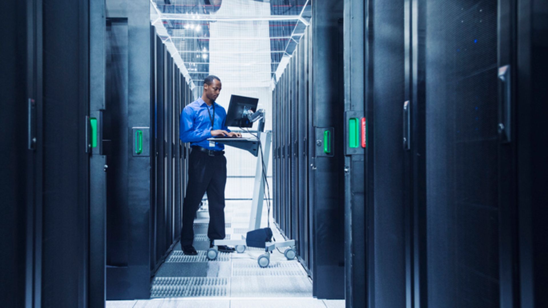 IT-Experte im Server-Raum