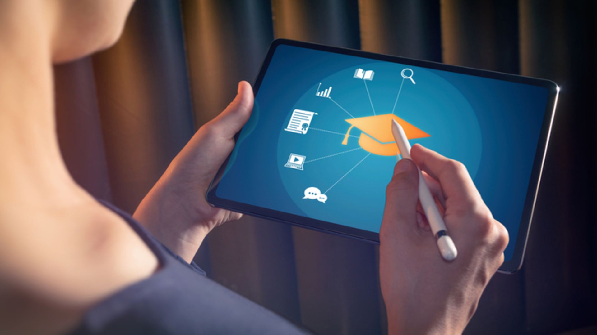 Junge Frau wählt E-Learning-Angebote am Smartpad aus