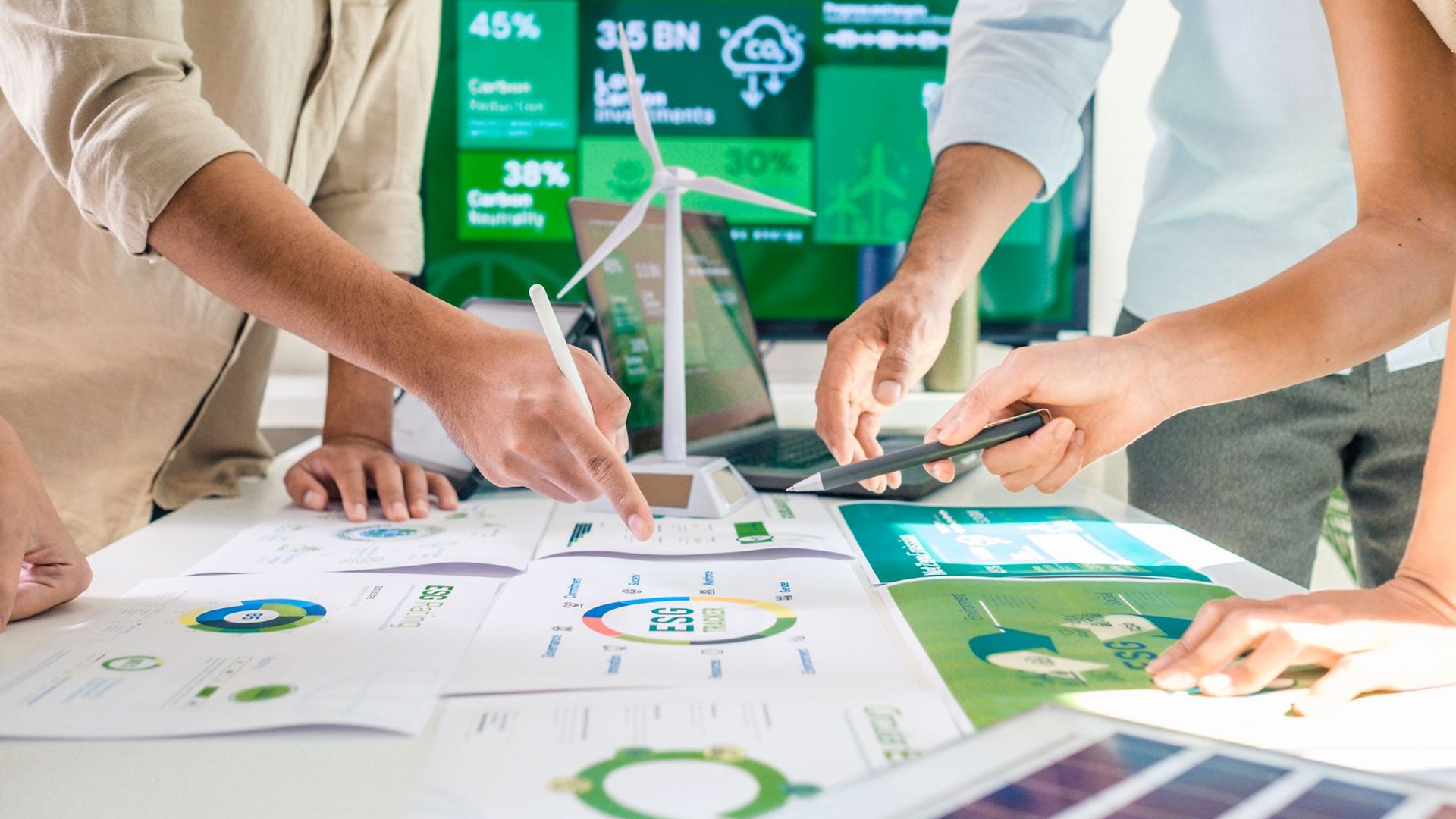 Energie-ESG-Unterlagen auf Tisch
