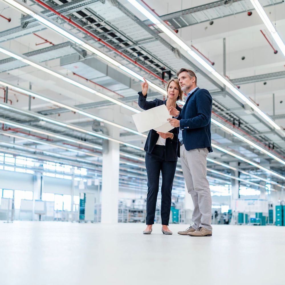 Geschäftsleute in Werkhalle