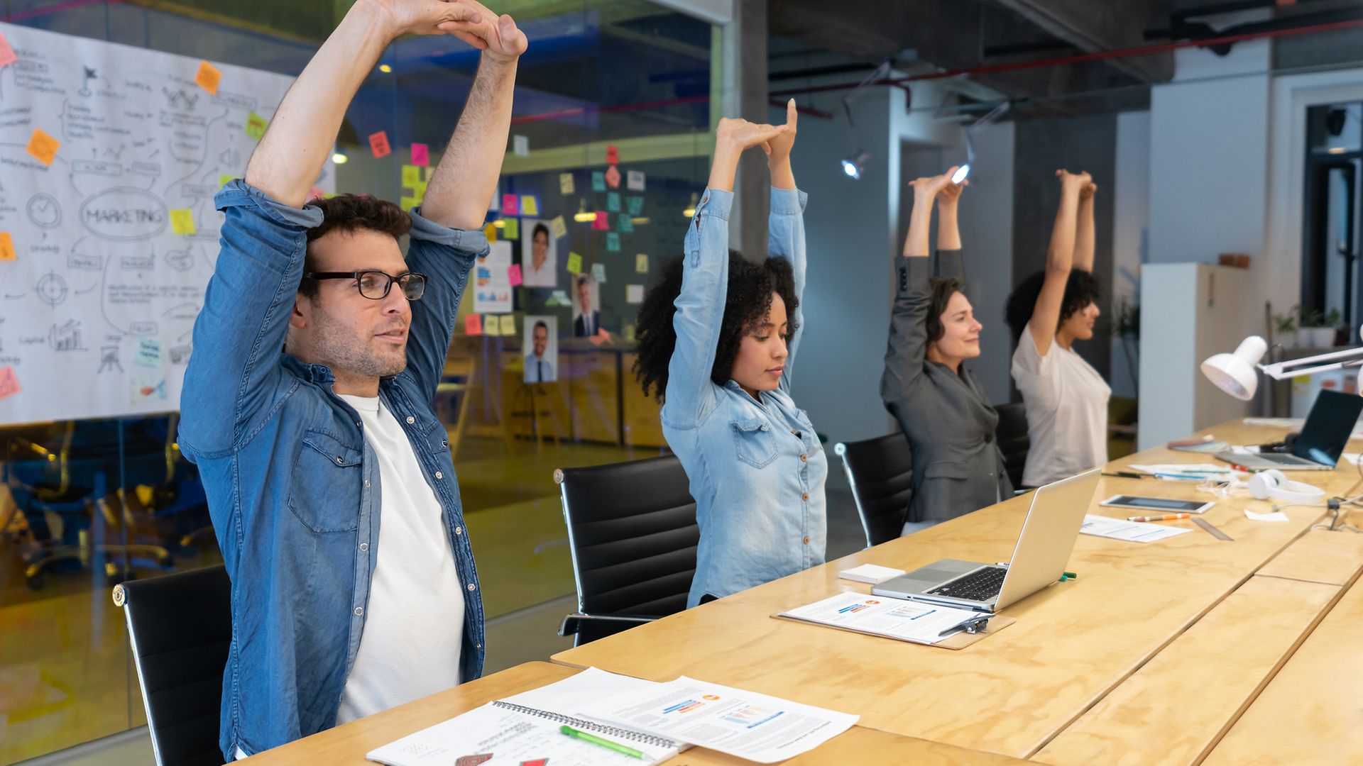 Menschen machen Dehnübungen im Büro