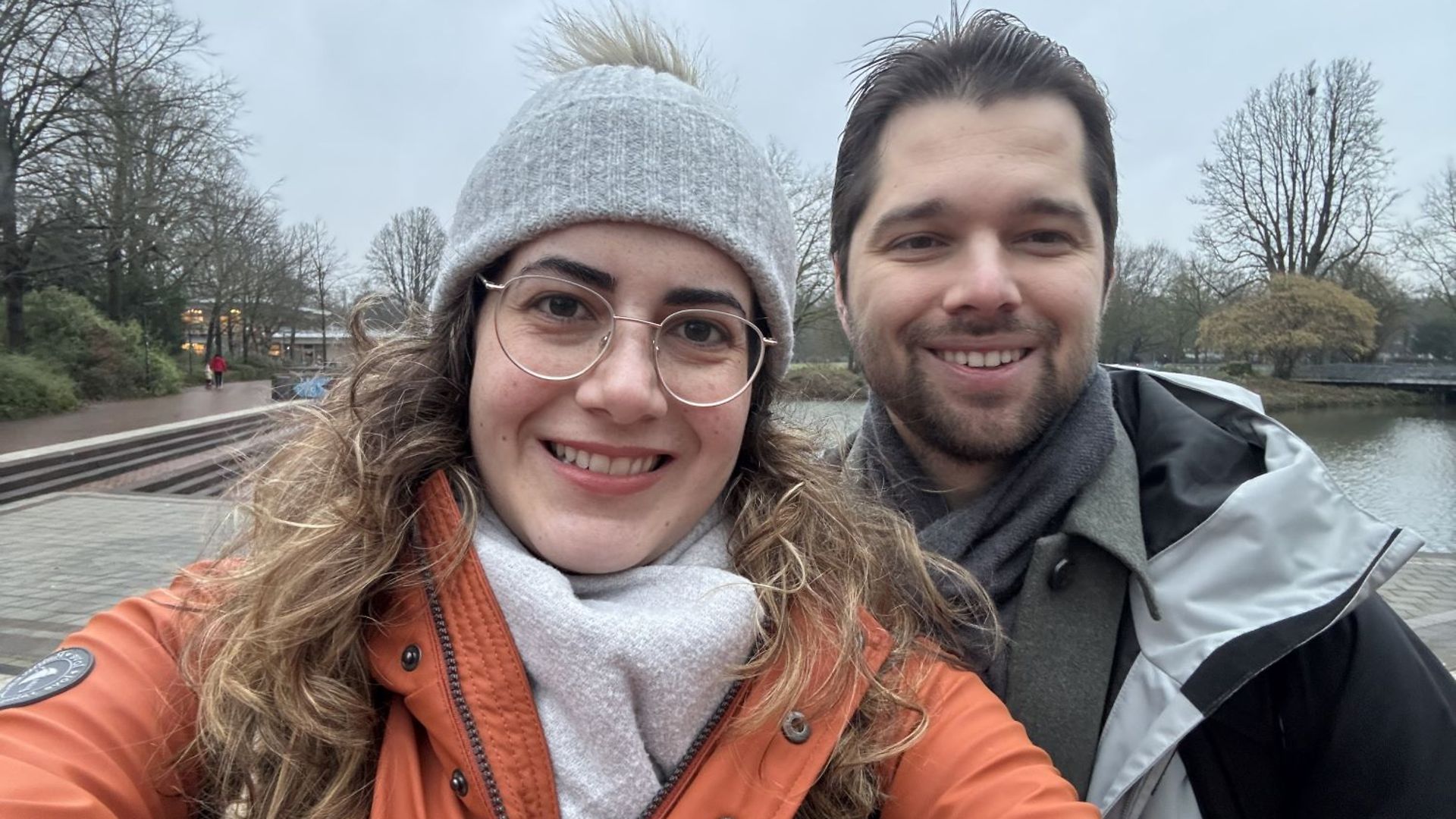 João Bohn und seine Frau am Düsseldorfer Rheinufer