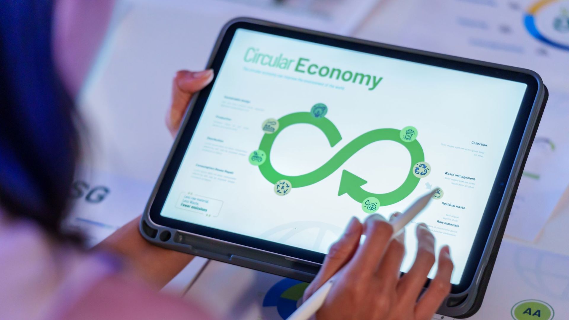 Frau hält Tablet mit Kreislaufwirtschafts-Symbol 
