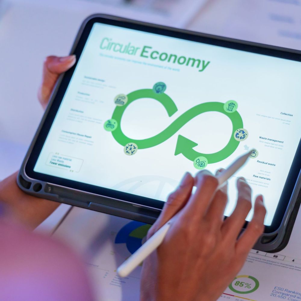 Frau hält Tablet mit Kreislaufwirtschafts-Symbol 