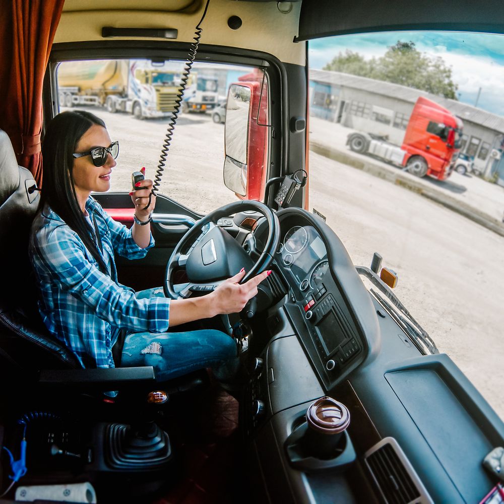 LKW-Fahrerin am Funkgerät