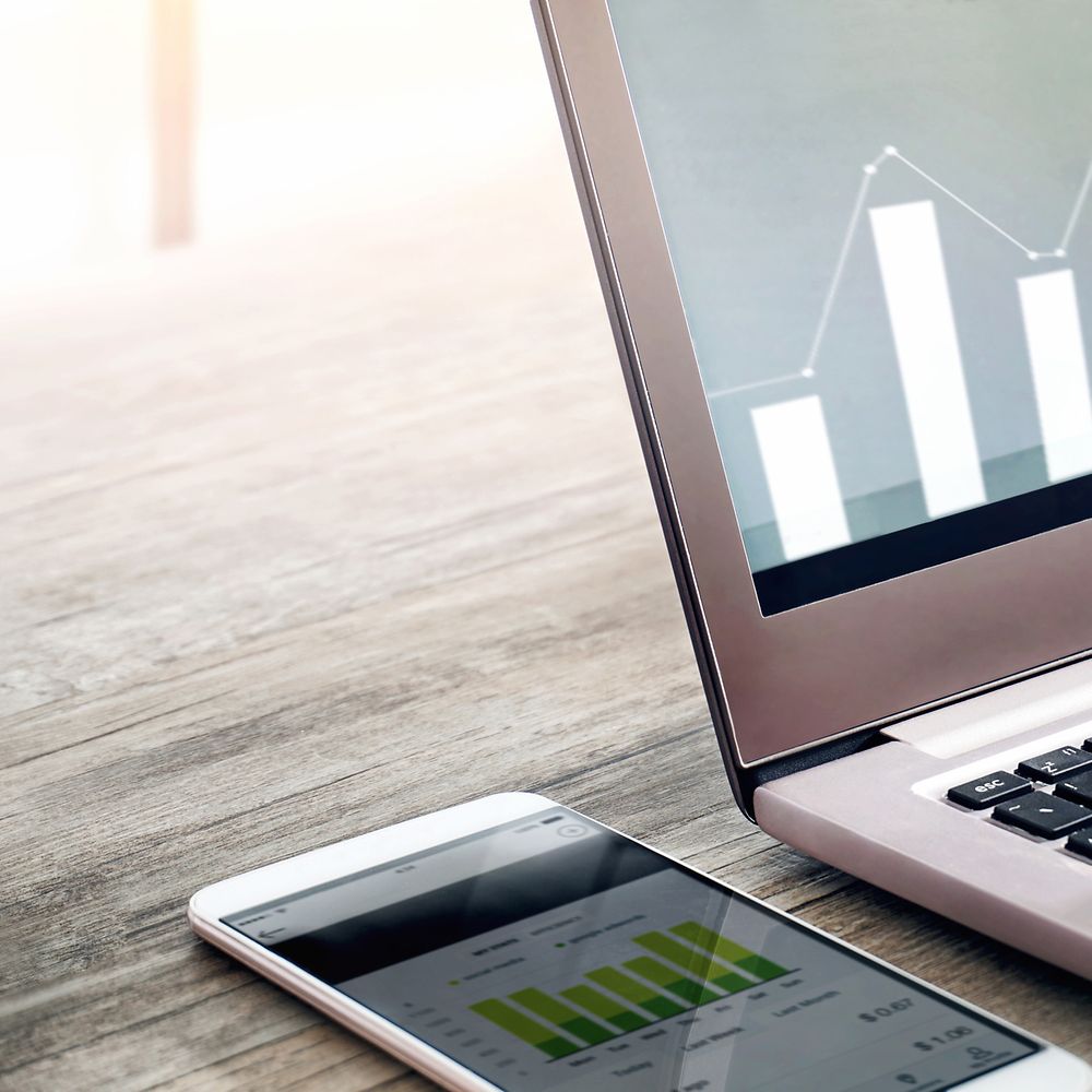 Smartphone und Laptop die Statistik zeigen