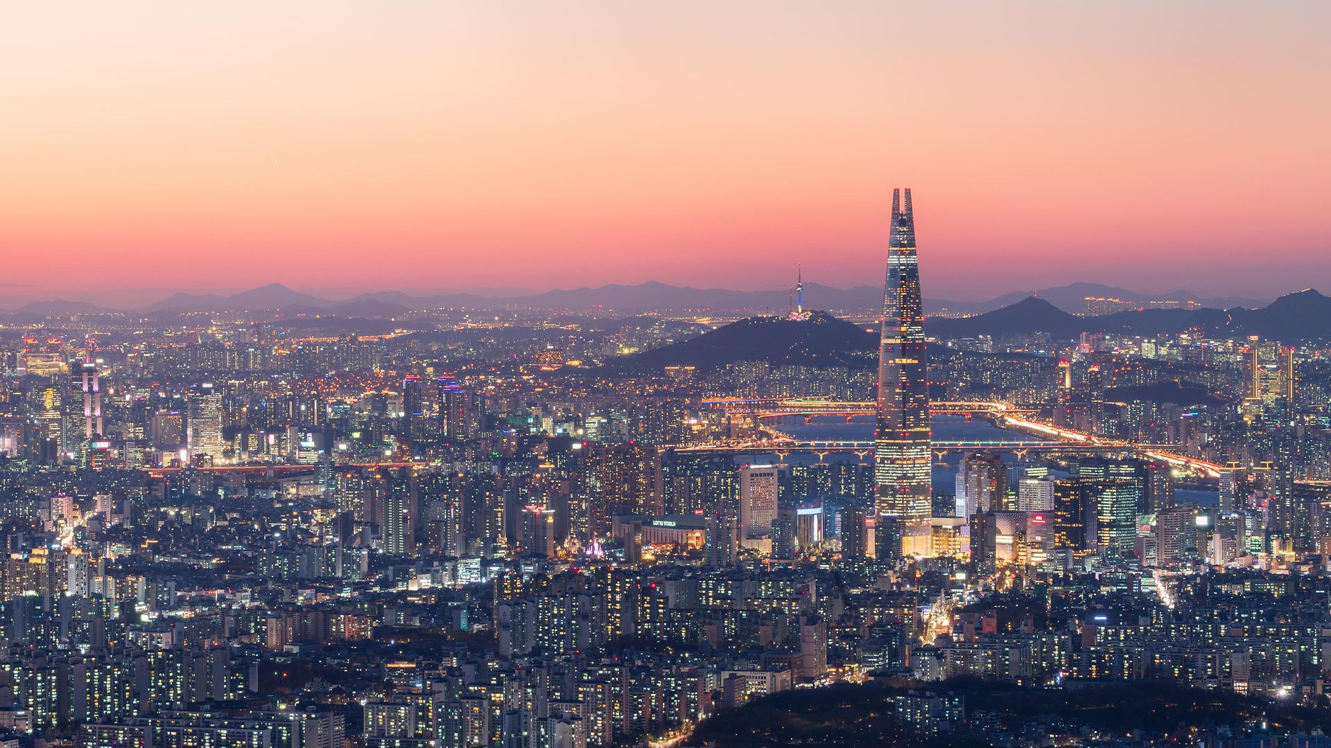 Blick auf die Skyline Seouls und den Lotte Tower, den höchsten Turm Koreas
