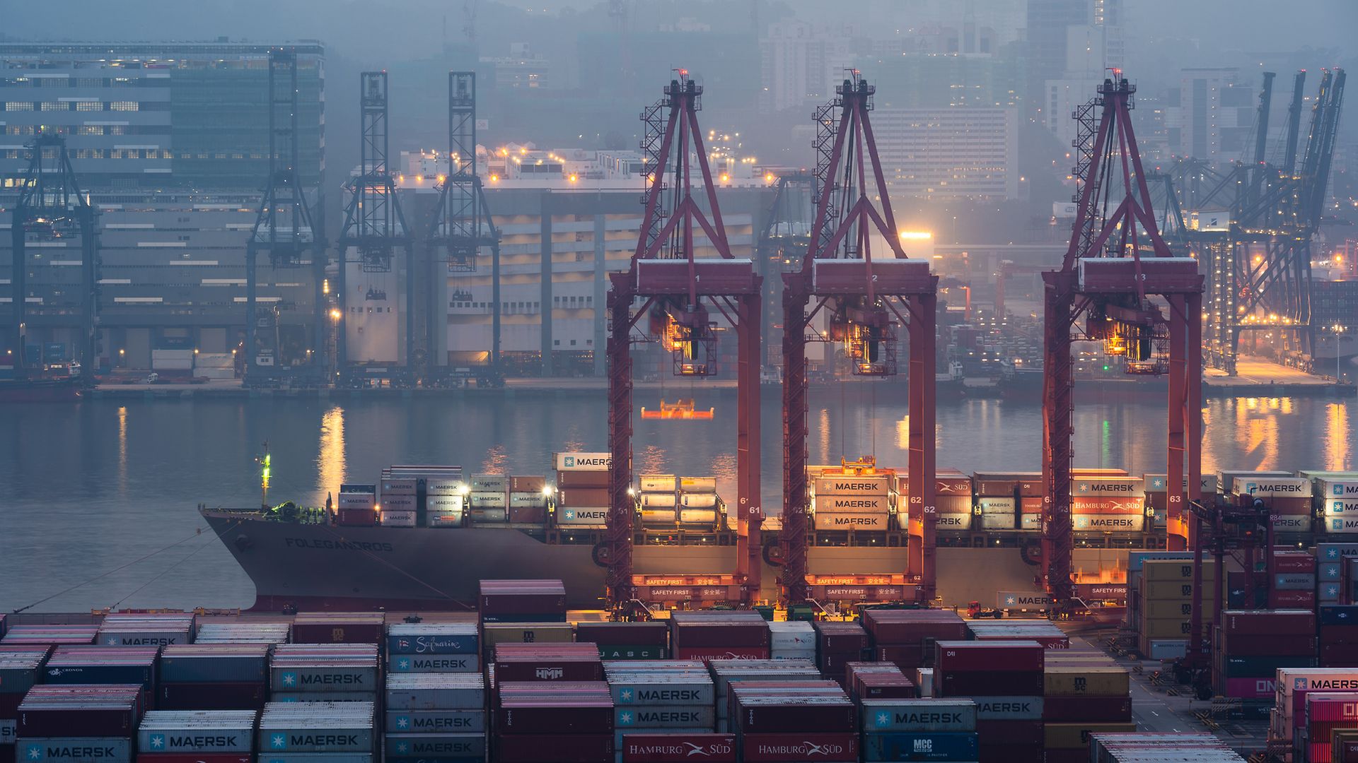 Ein Containerhafen bei Nacht