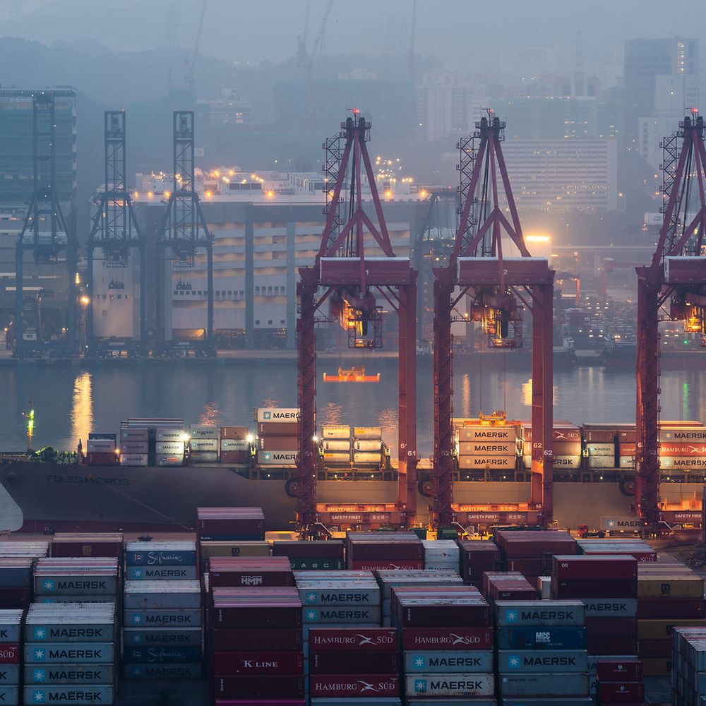 Ein Containerhafen bei Nacht