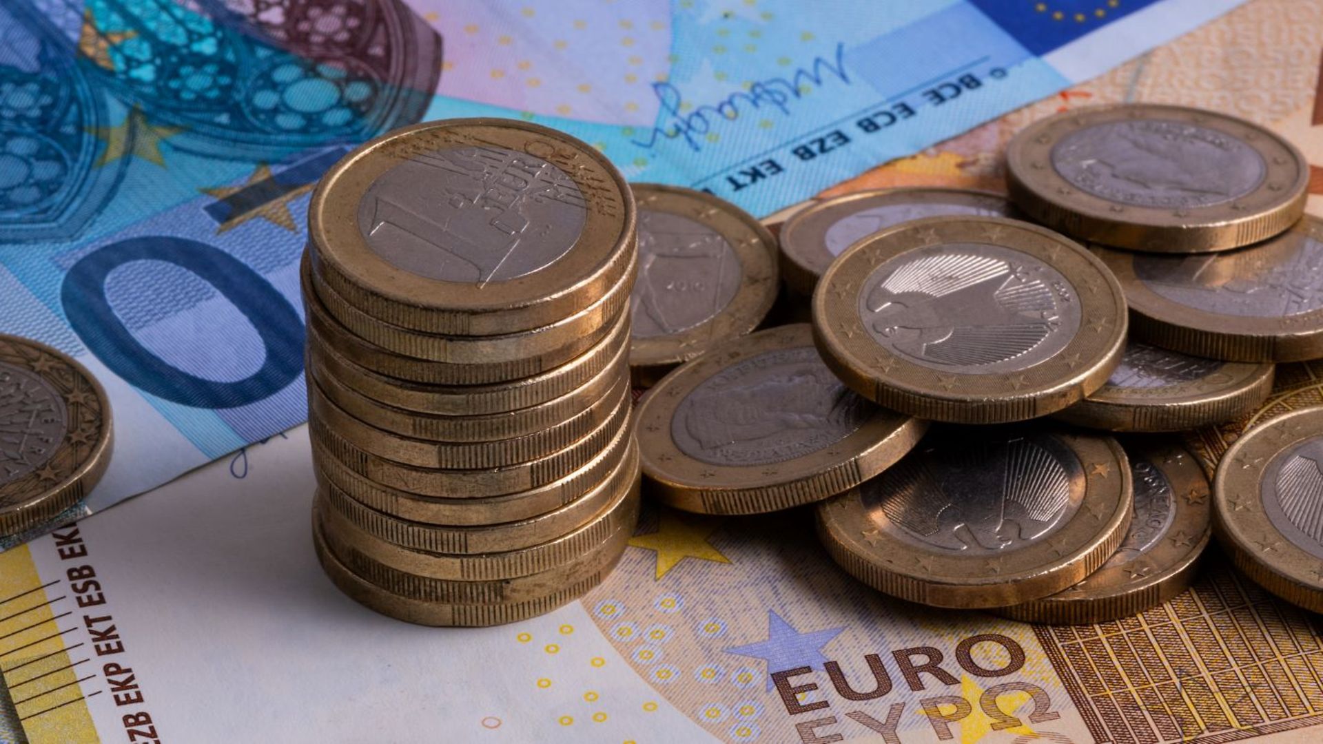 Haufen von Euro-Scheinen und -Münzen