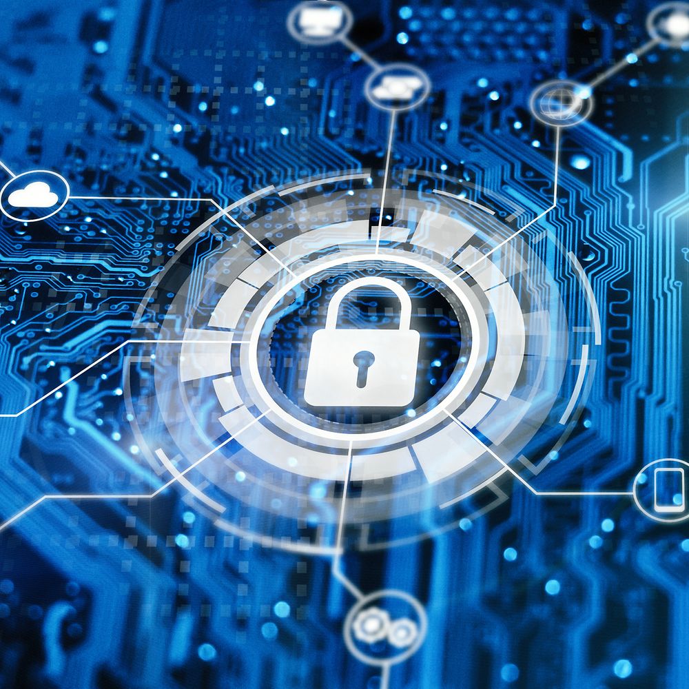 Cybersicherheit: Schloss mit Overlay auf Platinen