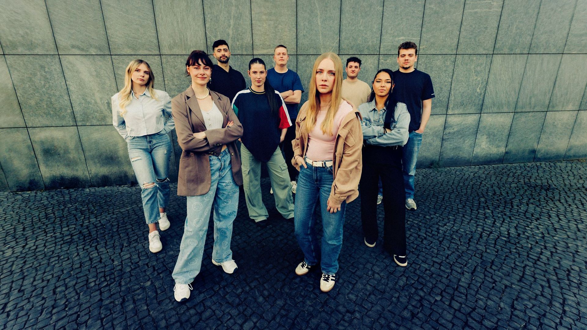 Gruppenbild stehend Gesichter der Ausbildungskampagne 2025