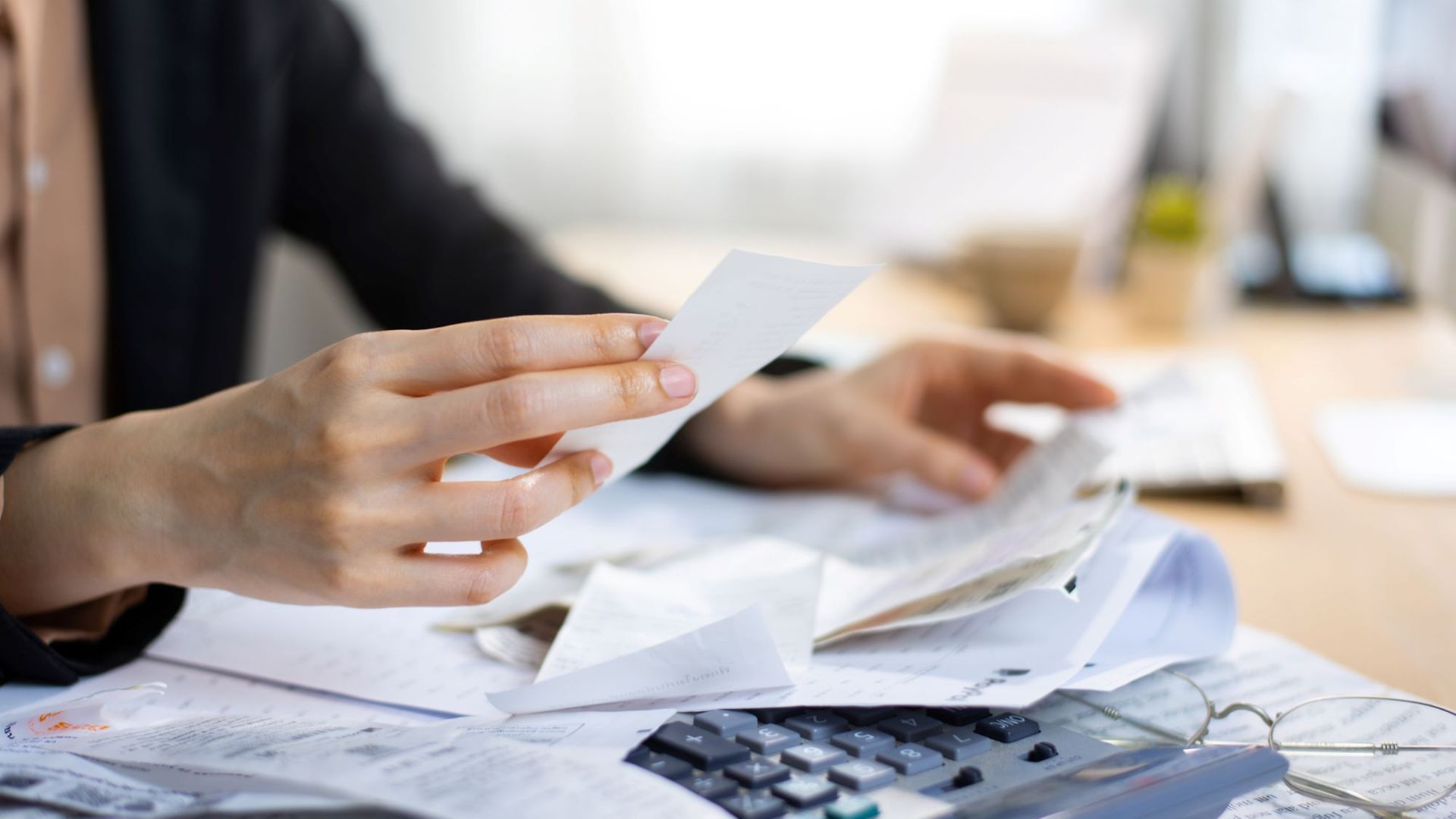 Stapel von Zahlungsbelegen