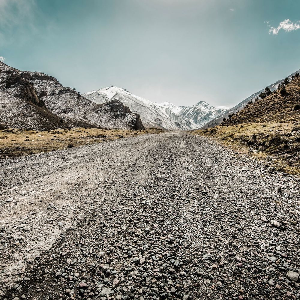 Steiniger Weg in den Bergen