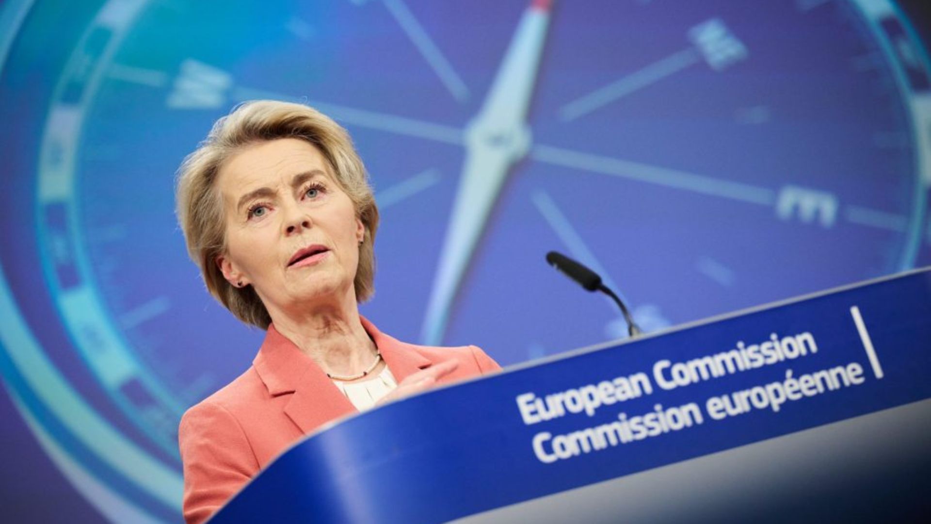 Ursula von der Leyen am Mikrofon