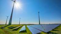 Erneuerbare Energien: Windräder und Solarkraftanlagen