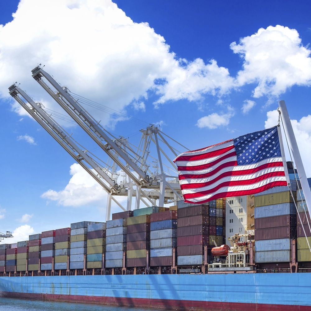 Frachter im Hafen mit US-Flagge