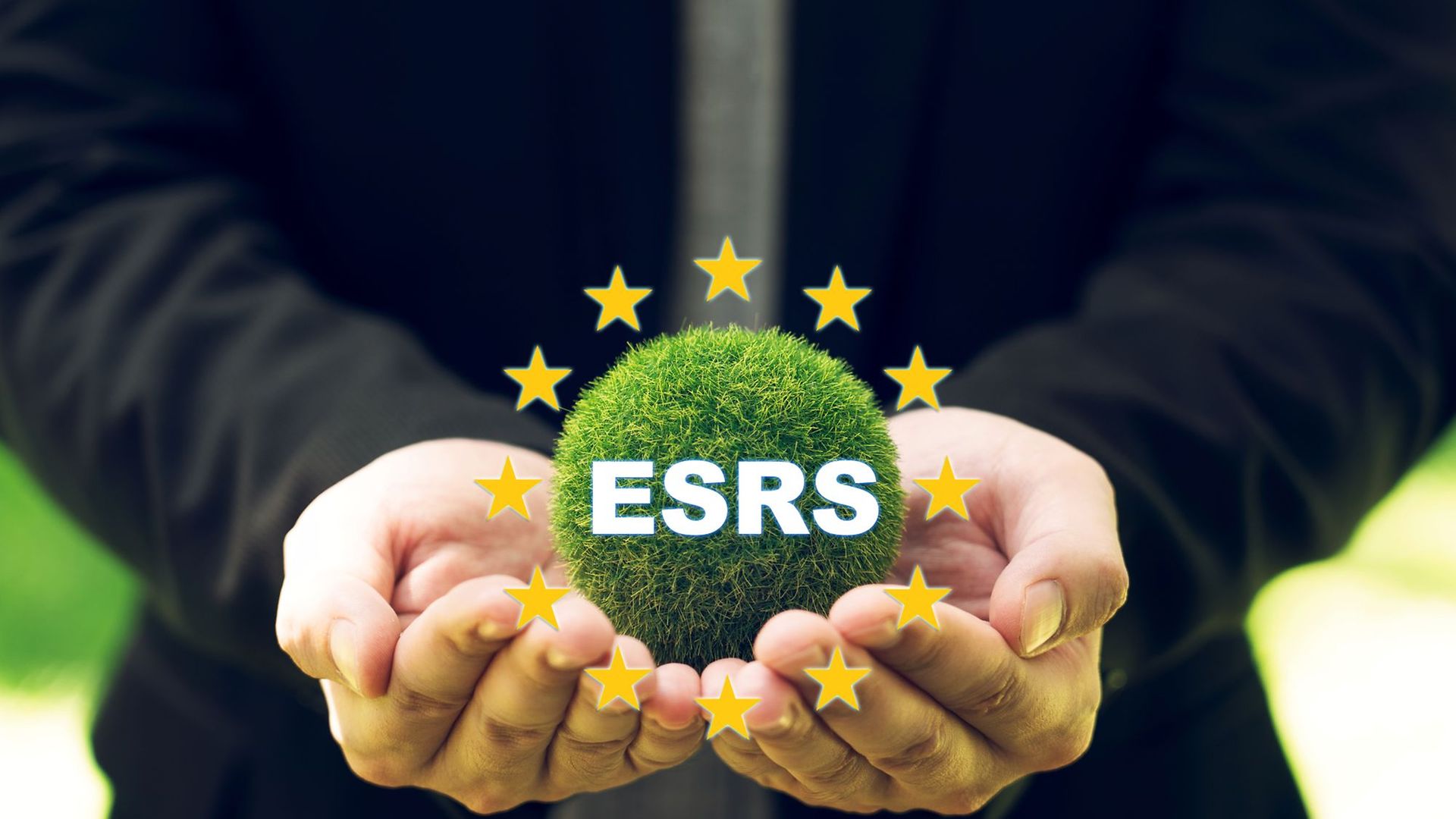 Hände halten eine Kugel aus Gras auf der "ESRS" geschrieben steht