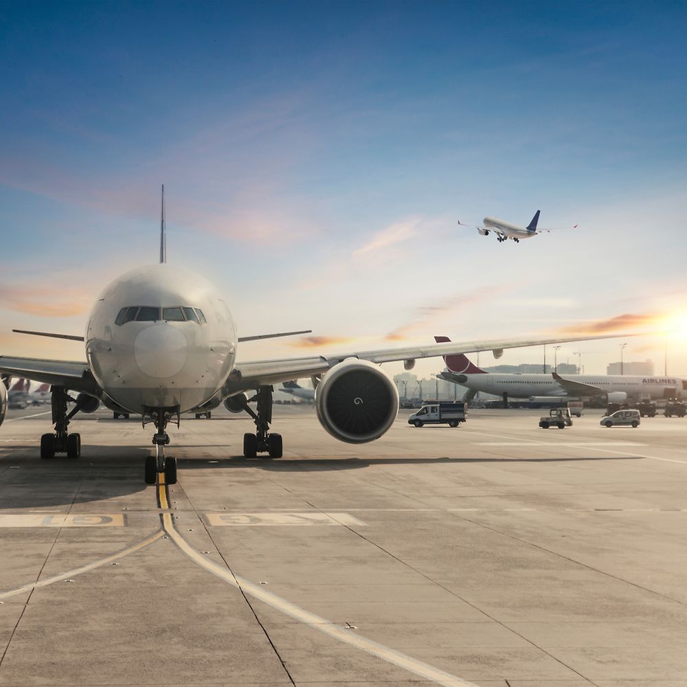 Flugzeug auf dem Flugfeld