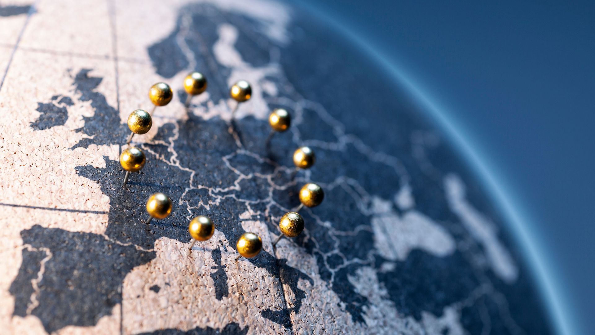 Europa auf Globus mit Stecknadeln