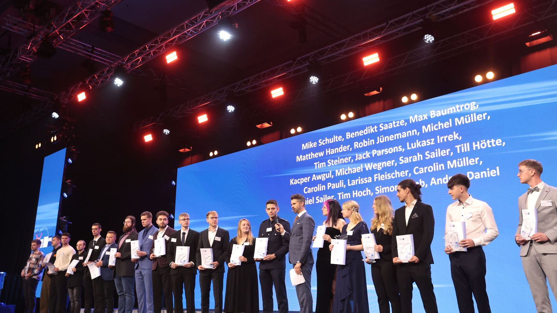Bestenehrung_2025_Preisträger auf der Bühne