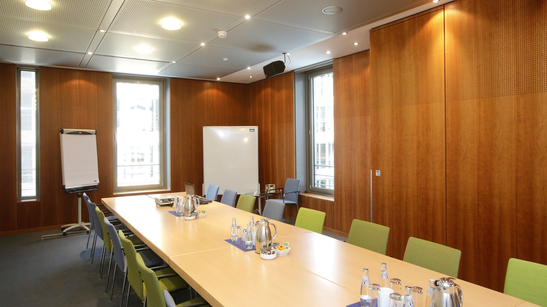 Bestuhlter Raum mit Flipchart und Magnettafel