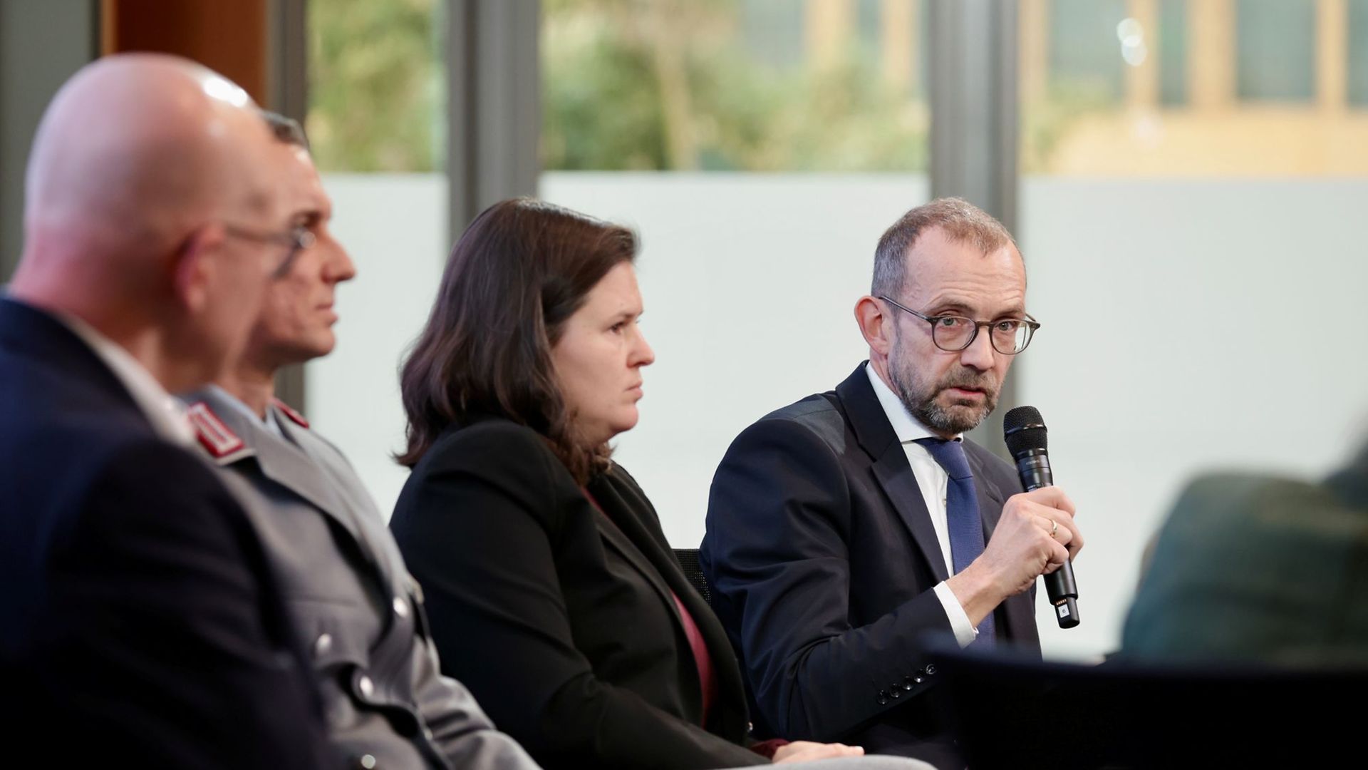 Vier Menschen in einer Debattensituation 