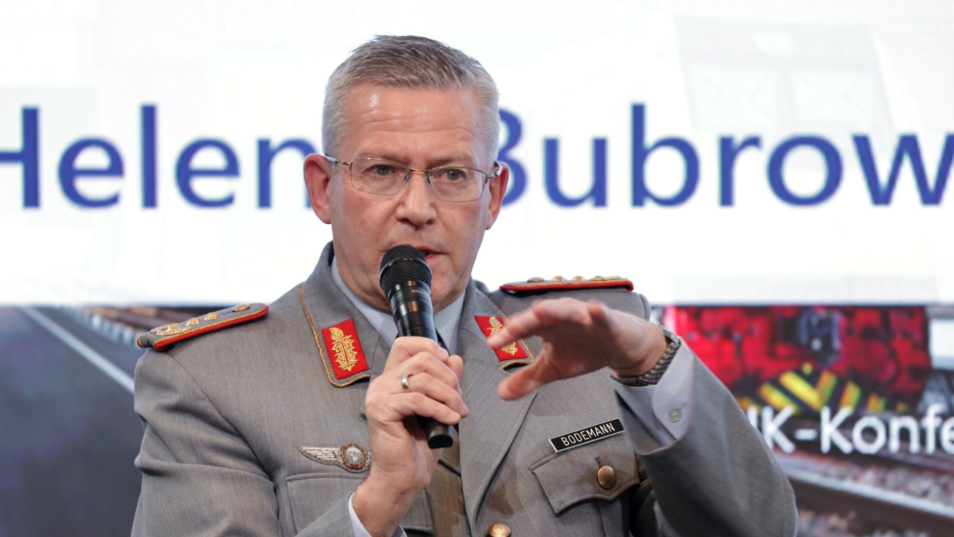 Mann in Uniform am Mikrofon