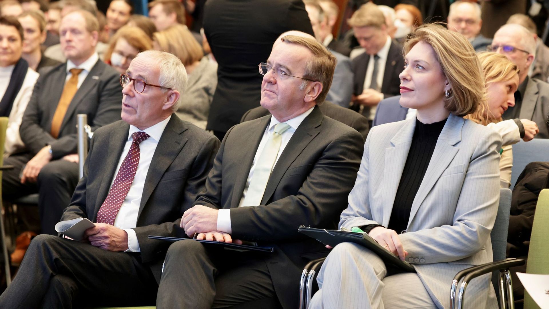 Blick in ein Plenum, in der ersten Reihe Peter Adrian, Boris Pistorius und Helena Melnikov
