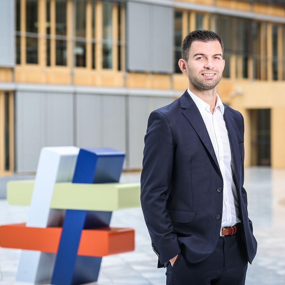 Mann steht vor Hastag.