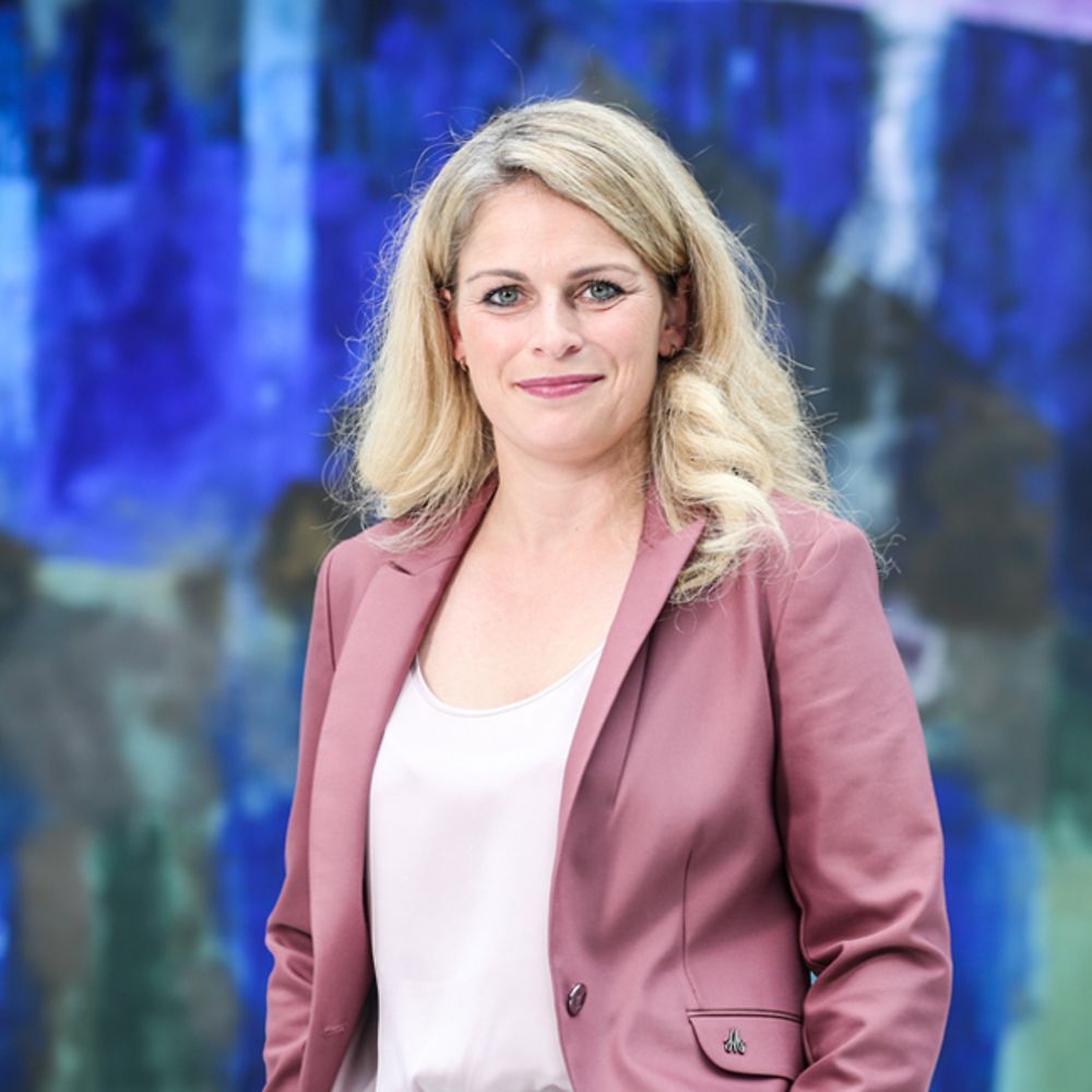 Frau steht vor Gemälde