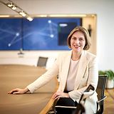 Helena Melnikov am Tisch