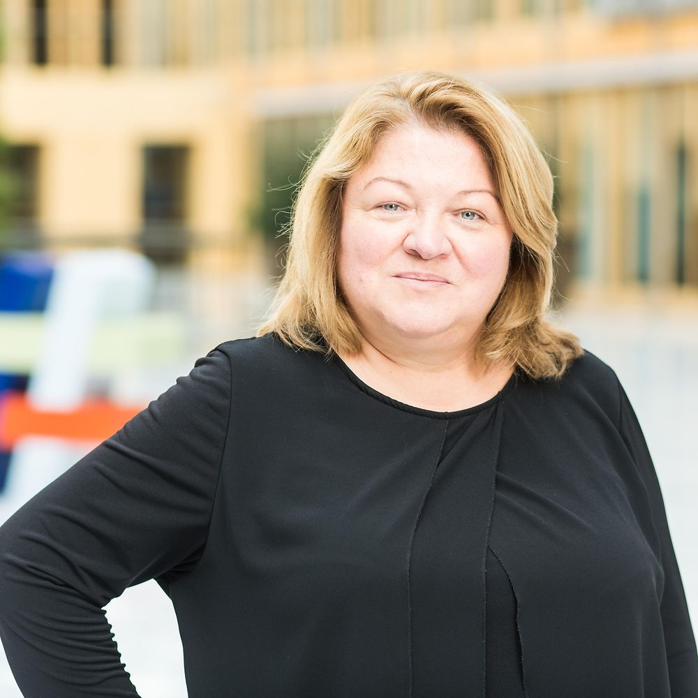 Frau im Haus der Deutschen Wirtschaft