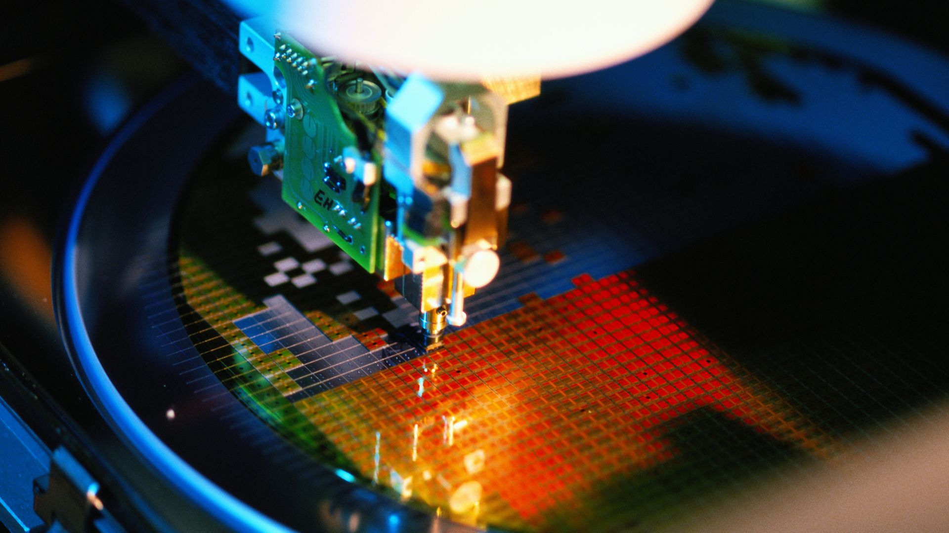 Eine Maschine stellt einen Mikrochip her