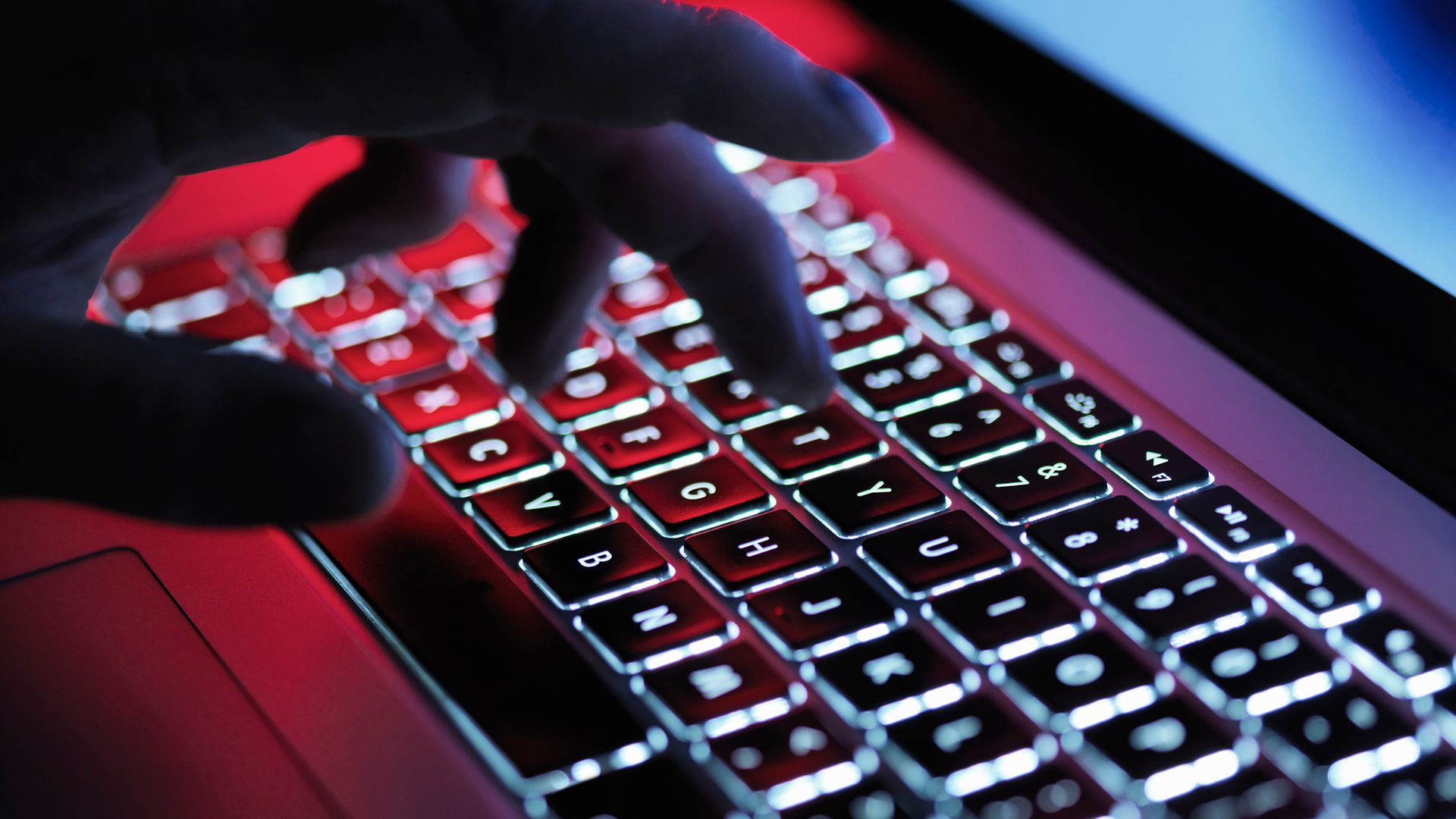 Hand tippt auf Laptop
