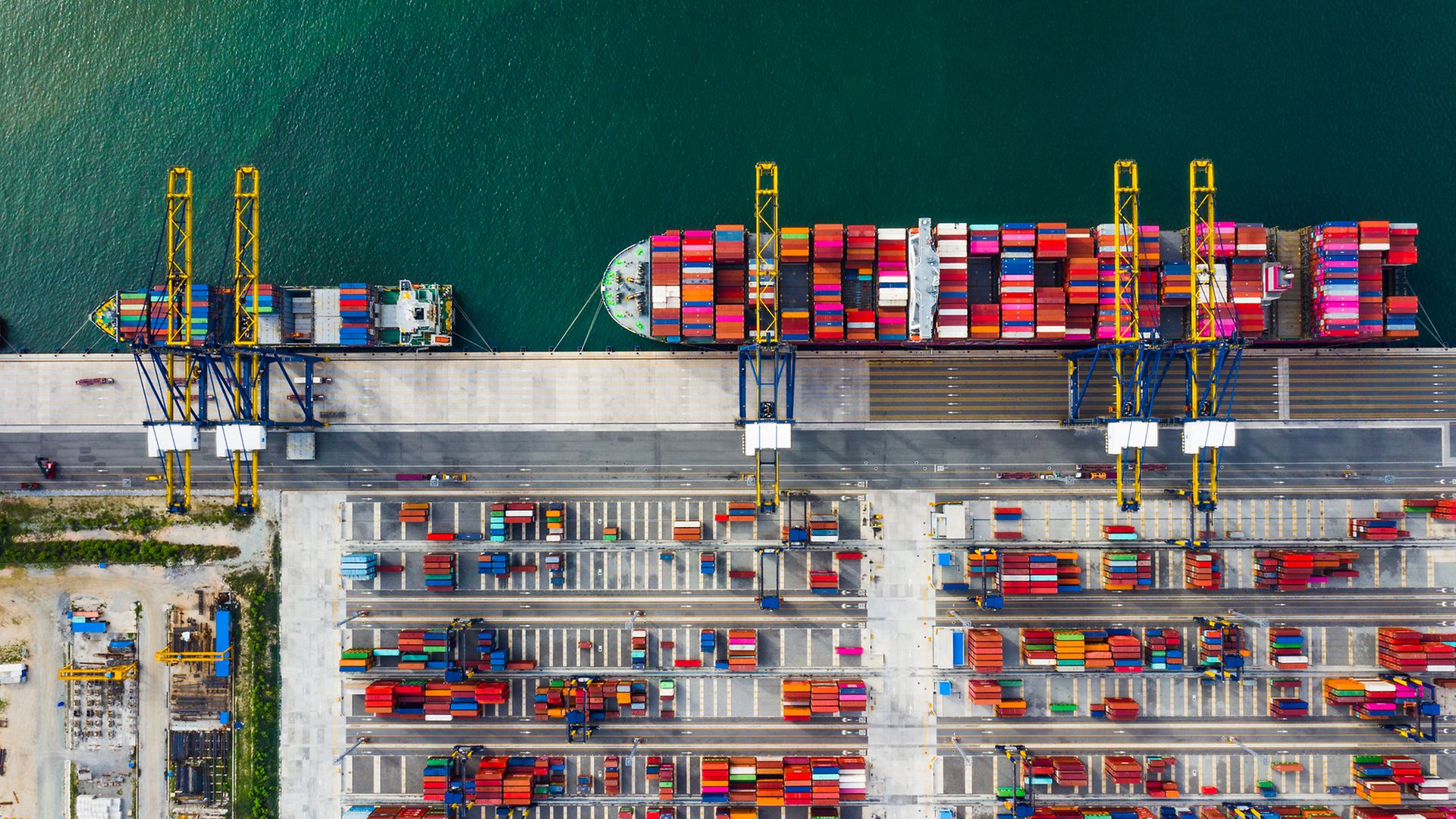 Containerschiff am Kai Lufbild