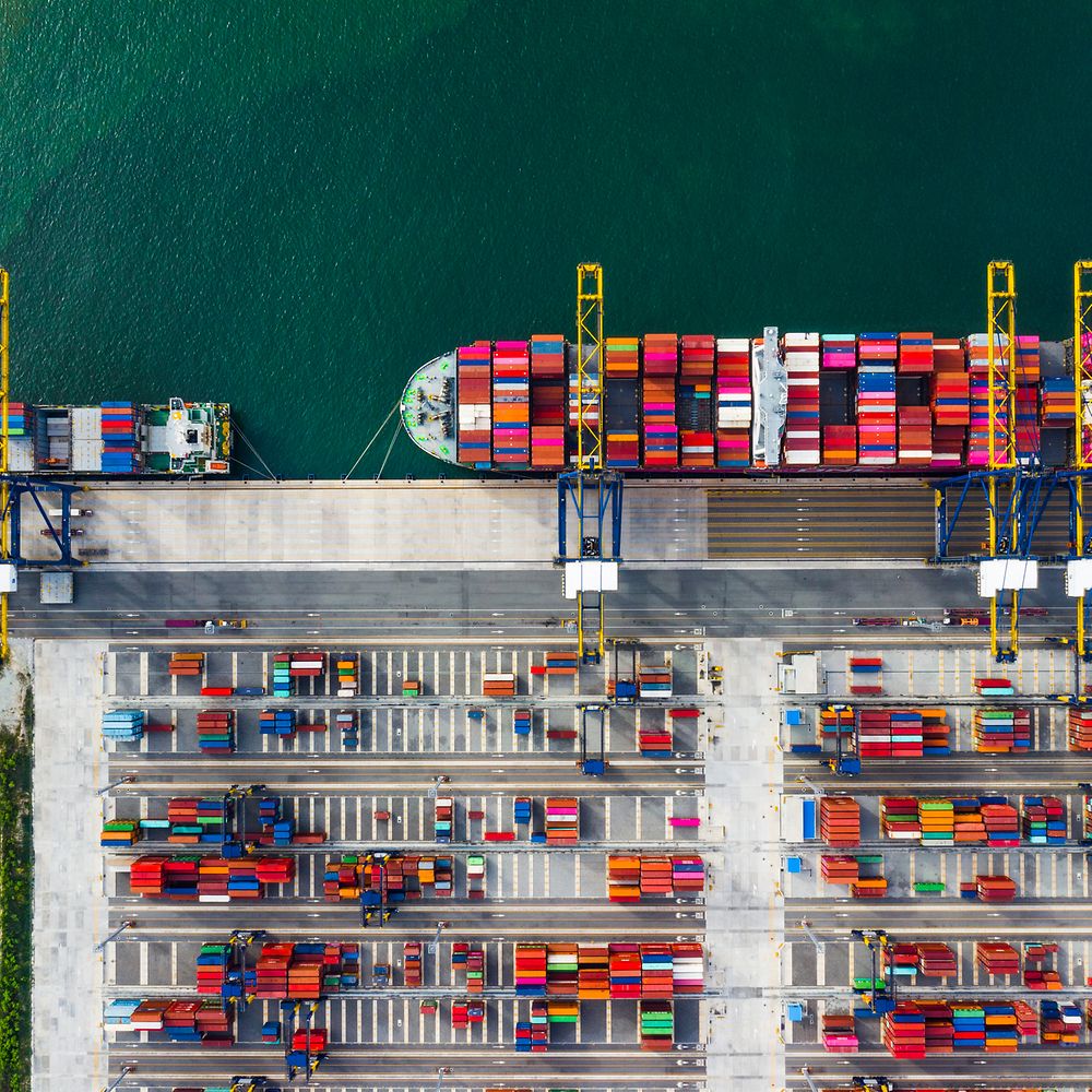 Containerschiff am Kai Lufbild