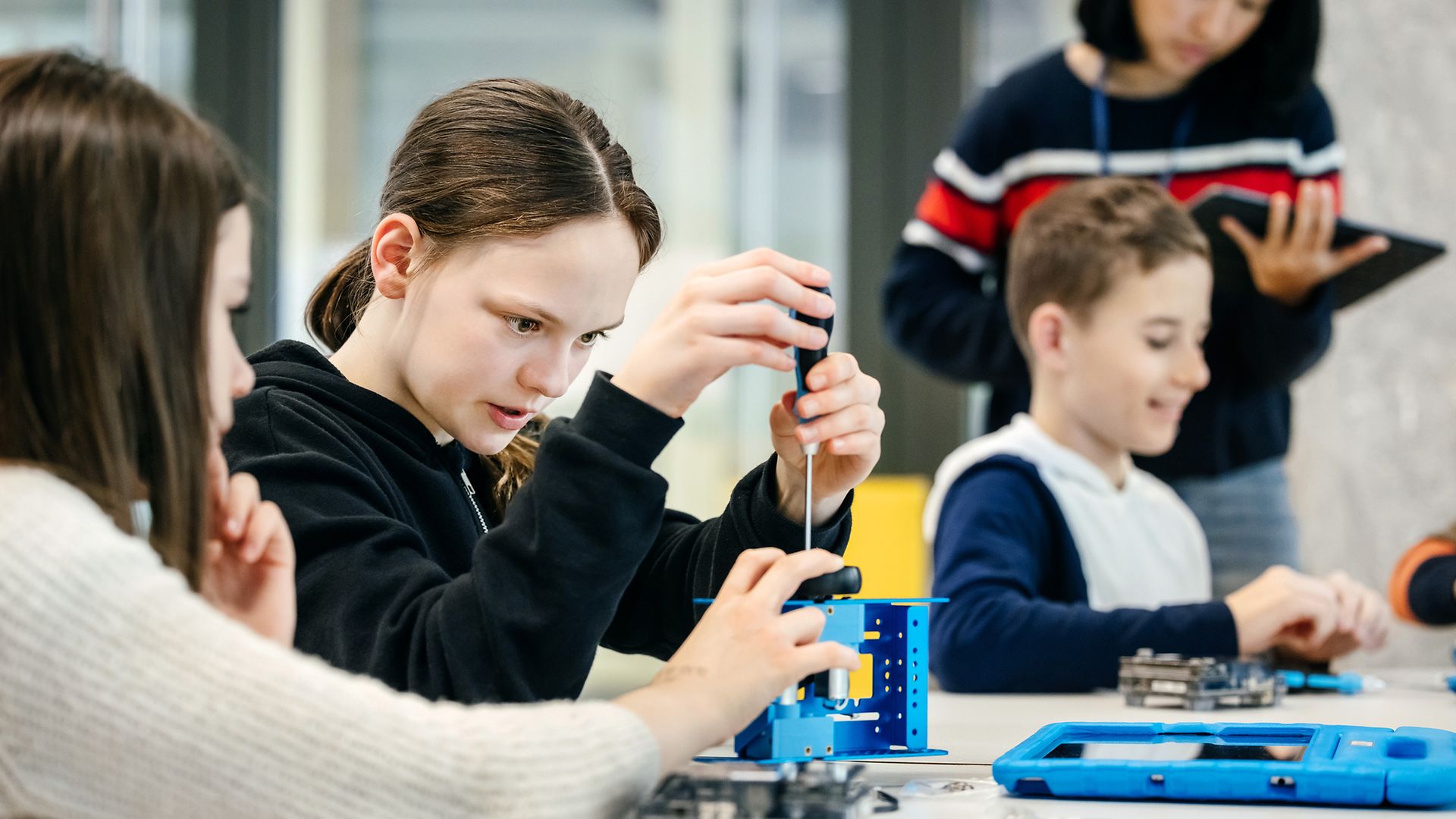 Schülerin beim Technikunterricht