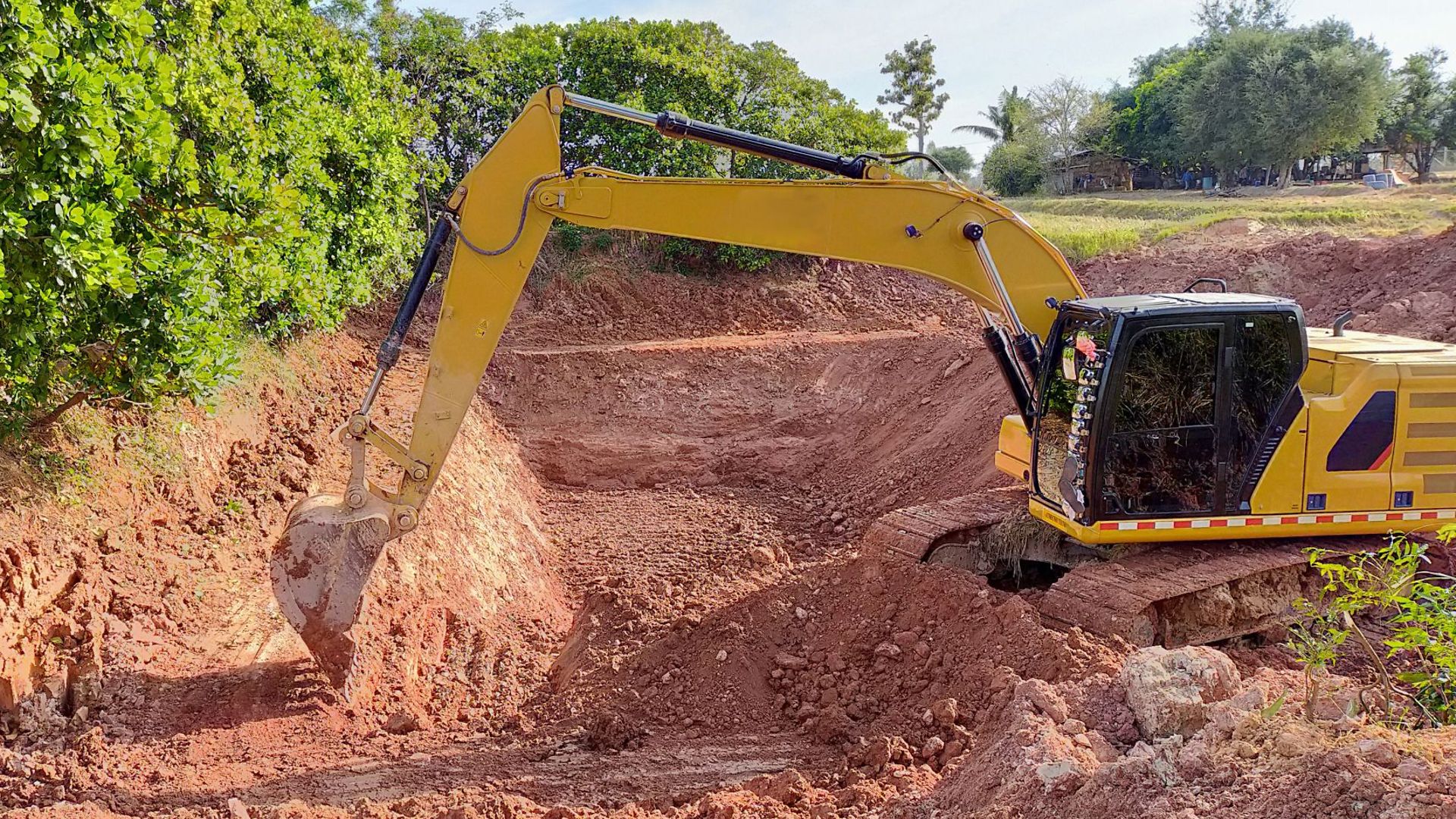  Bagger hebt einen Brunnen aus