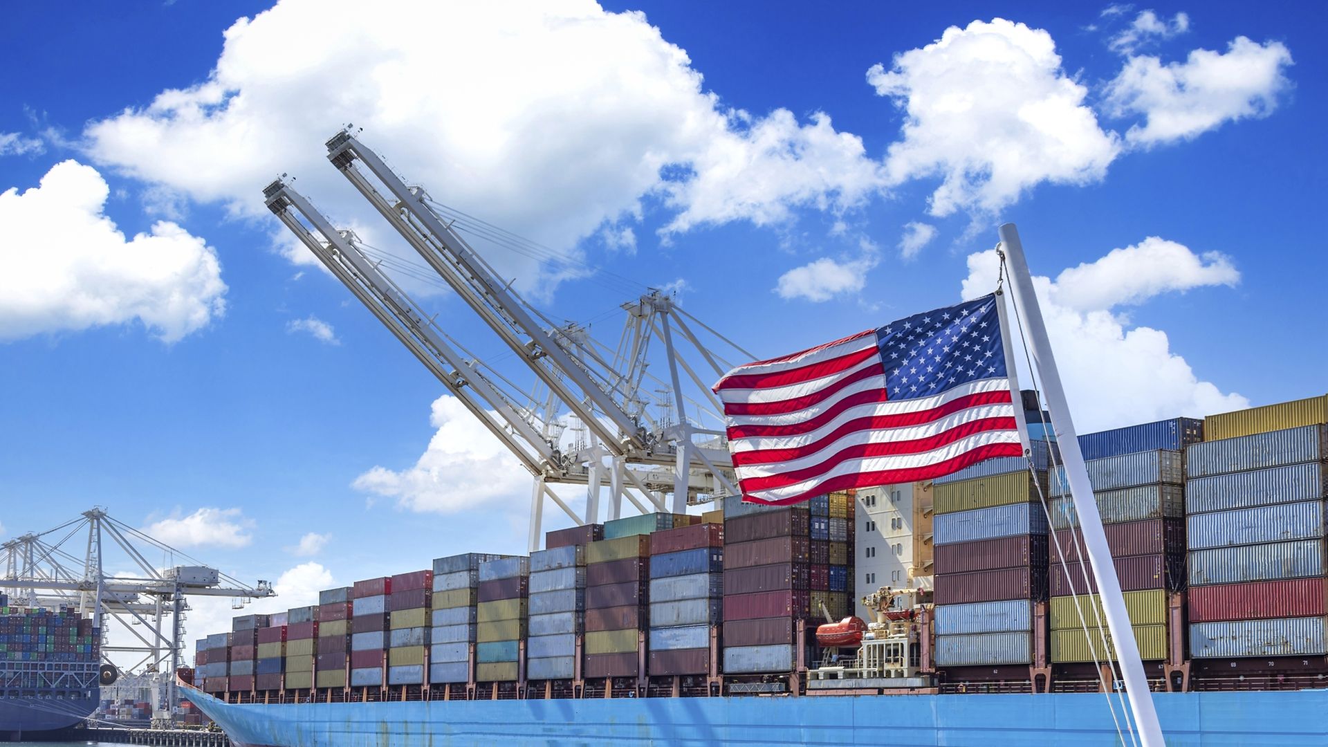 Frachter im Hafen mit US-Flagge